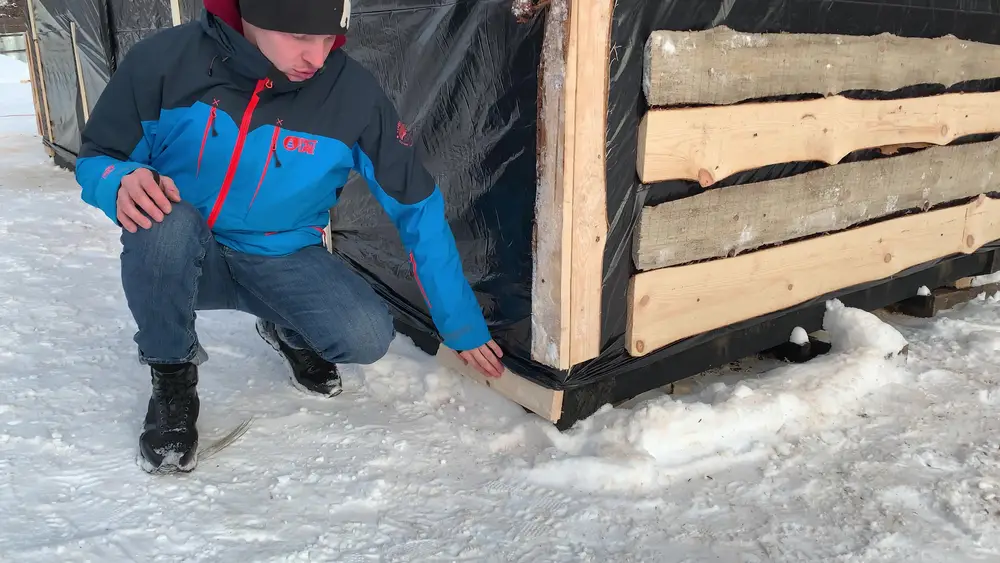 Защитный брусок в нижнем углу бани для прохода стропы при подъёме краном