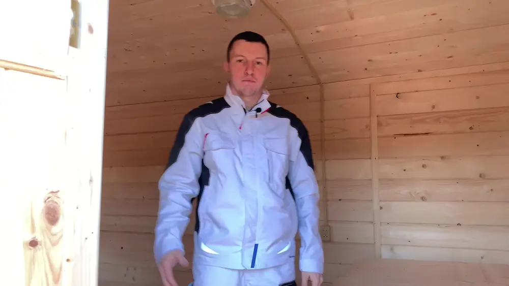 Электрическая вилка и провод снаружи бани для подключения к сети через удлинитель