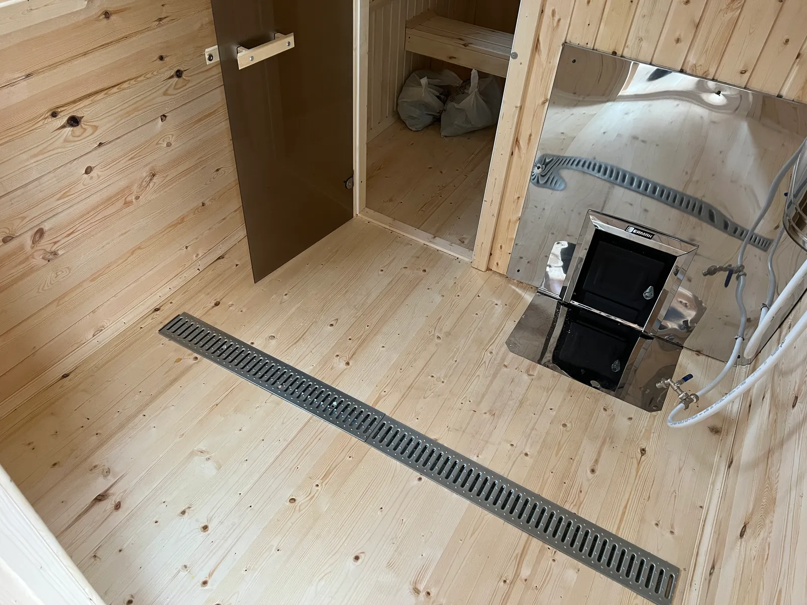 Моечная бани 2,3×5 — слив-жёлоб в полу, выносная топка печи, дверь в парилку