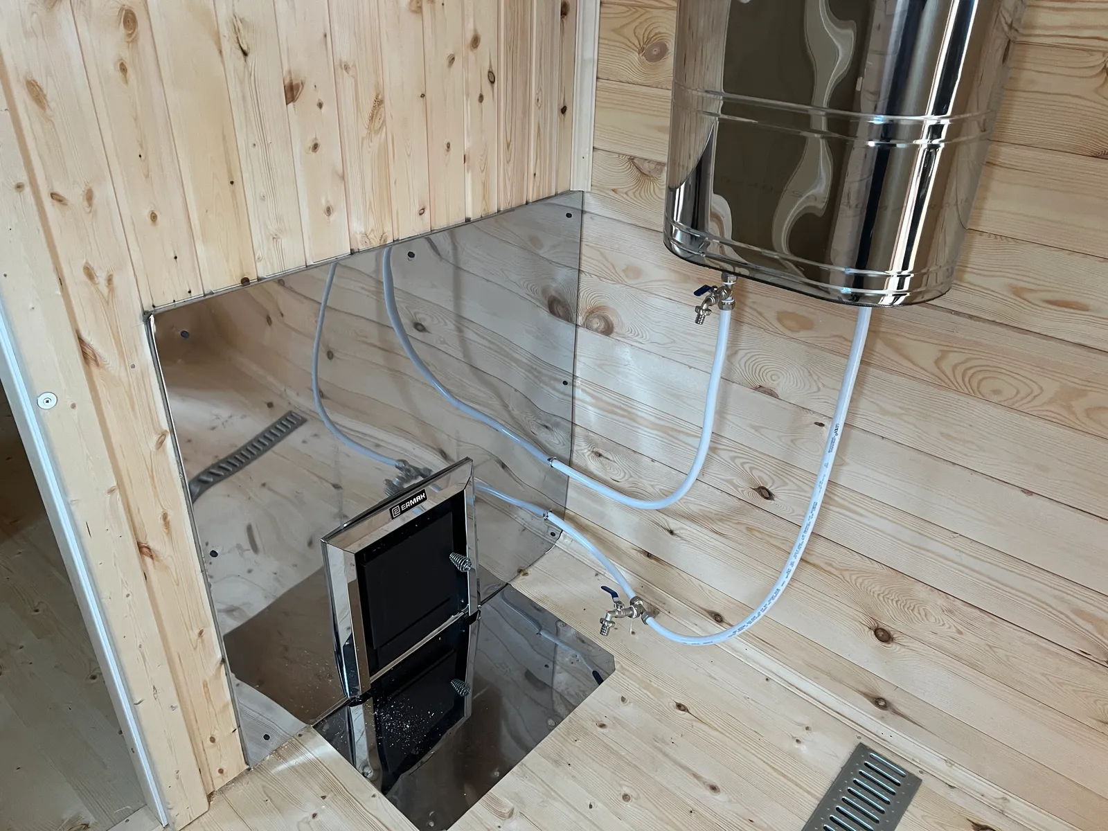 Моечная бани 2,3×5 — печь Ермак с выносной топкой, навесной бак из нержавейки