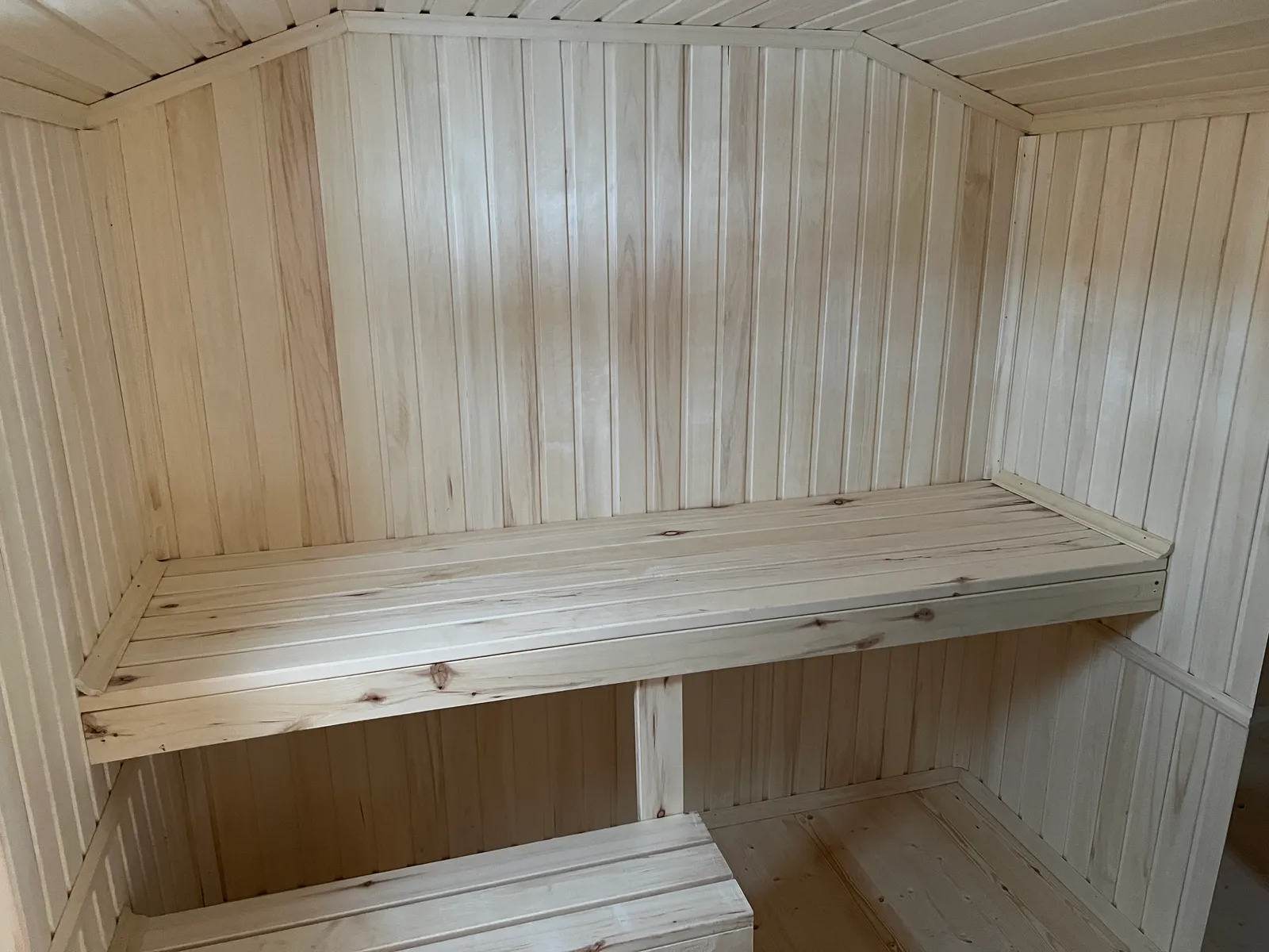 Парилка бани 2,3×5 — двухуровневые полки из осины, обшивка вагонкой