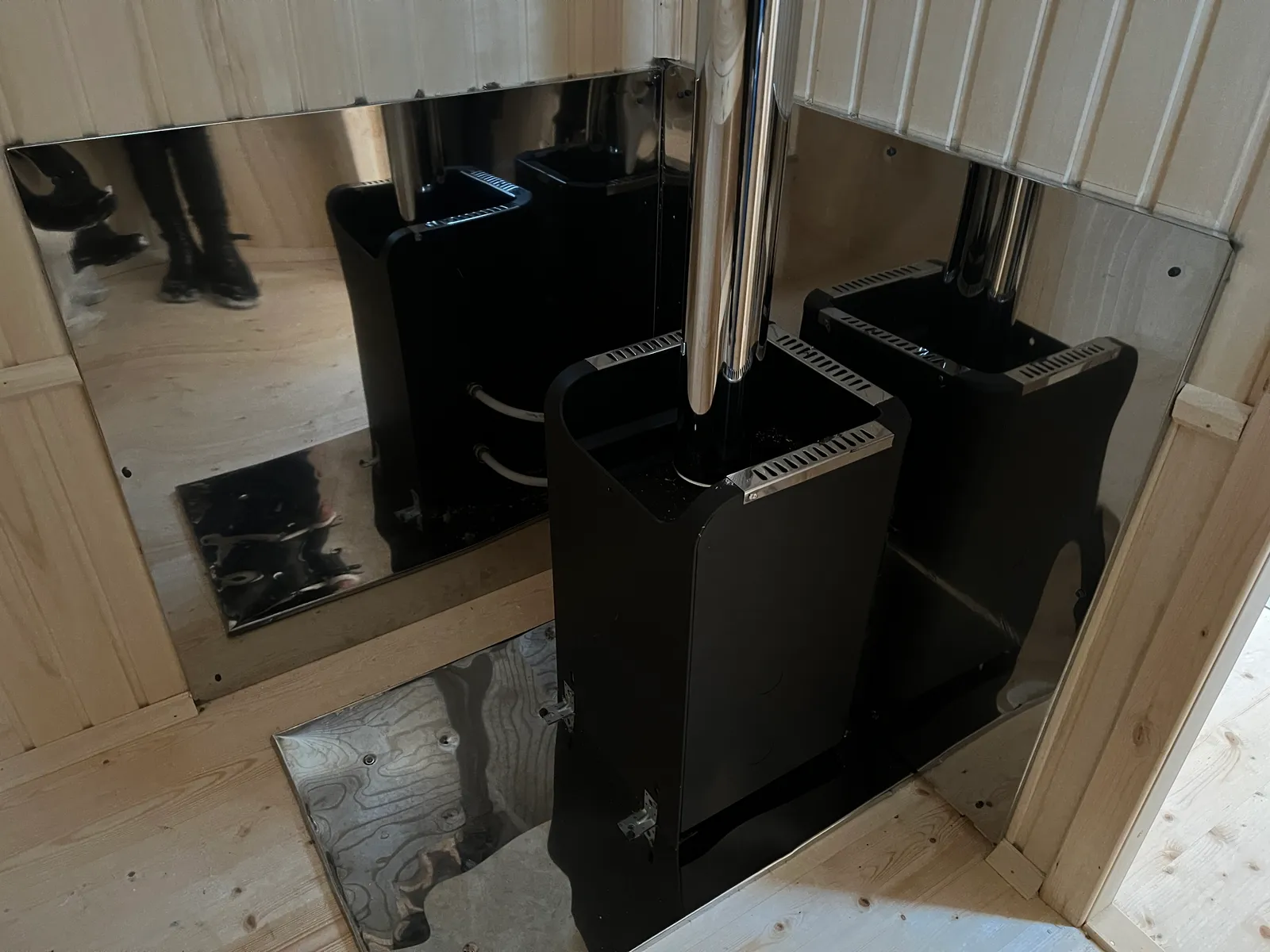 Печь-каменка в парилке бани 2,3×5 — защитные экраны из нержавейки, дымоход