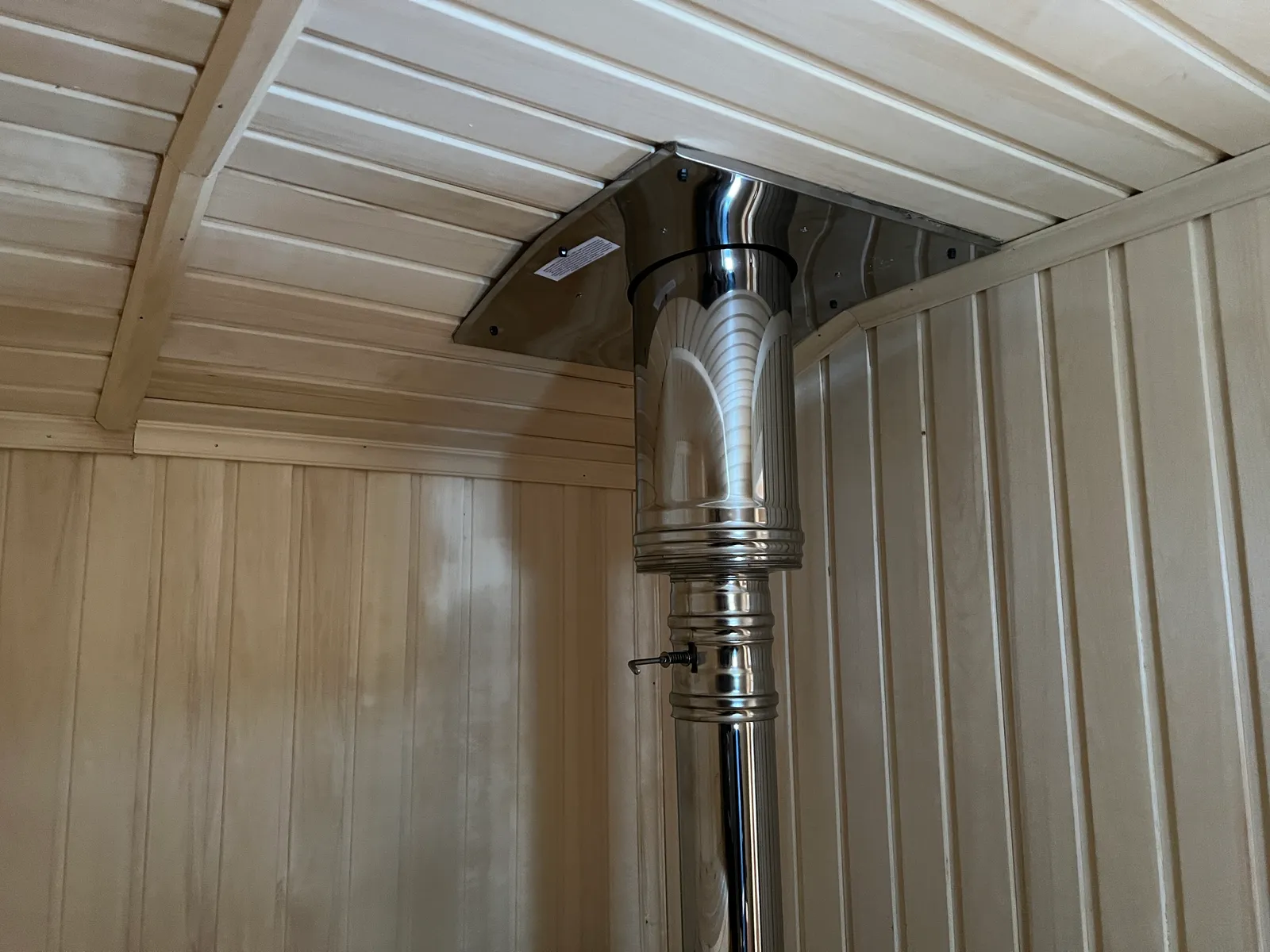 Дымоход бани 2,3×5 — проход через потолок с защитным коробом, шибер