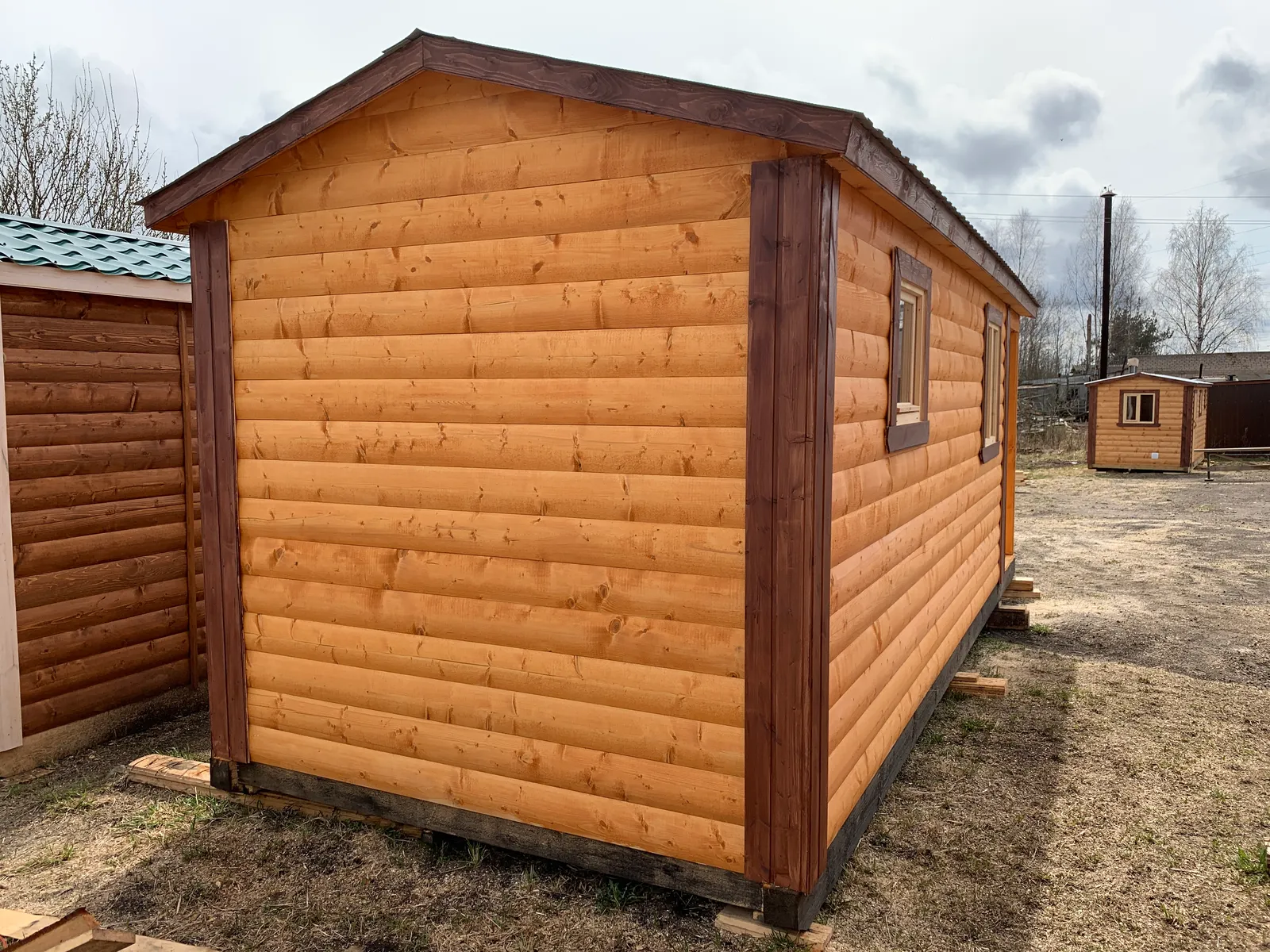 Задняя стена бани 2,3×6 — обшивка блок-хаусом, тёмно-коричневые углы