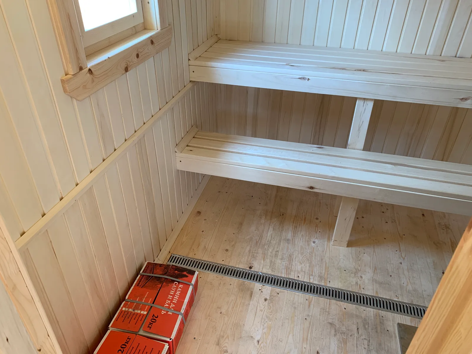 Парилка бани 2,3×6 — двухуровневые полки из осины, сливной трап в полу