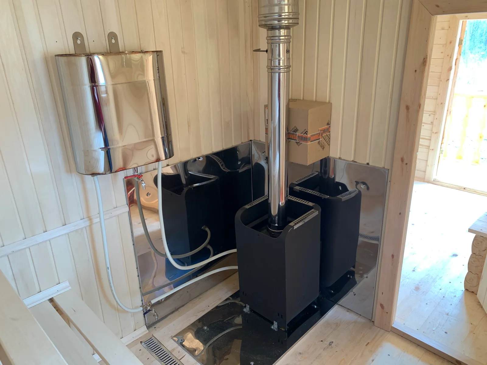 Печь-каменка бани 2,3×6 — вид из парилки, навесной бак из нержавейки