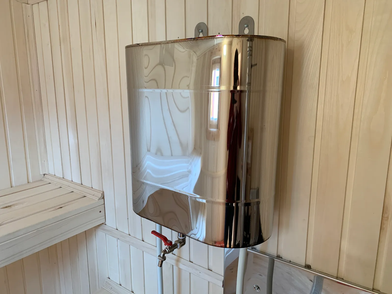 Навесной бак для воды в моечной бани 2,3×6 — нержавеющая сталь, кран для слива