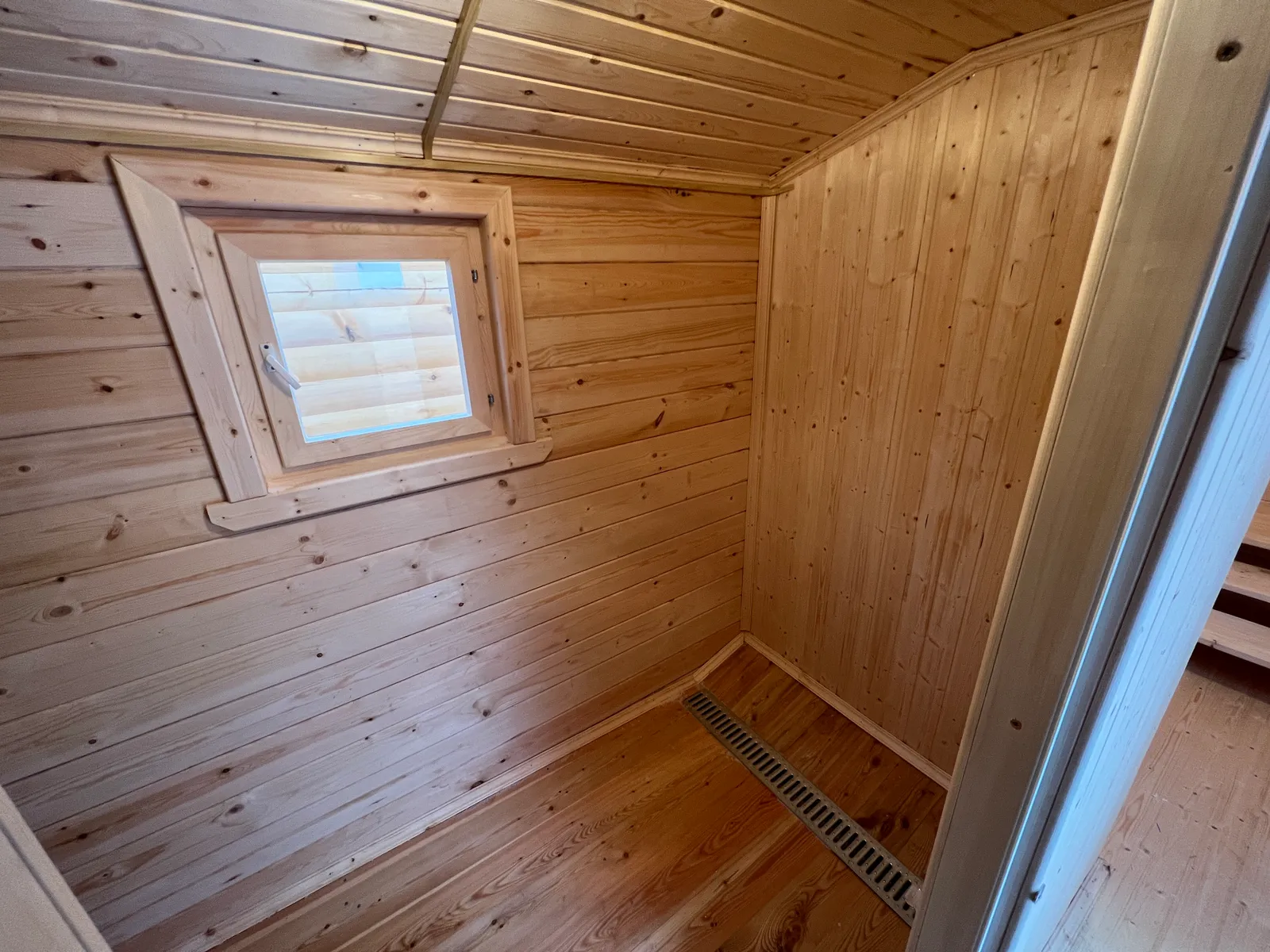 Моечное отделение бани 2,3×7 — деревянная отделка, окно, сливной трап