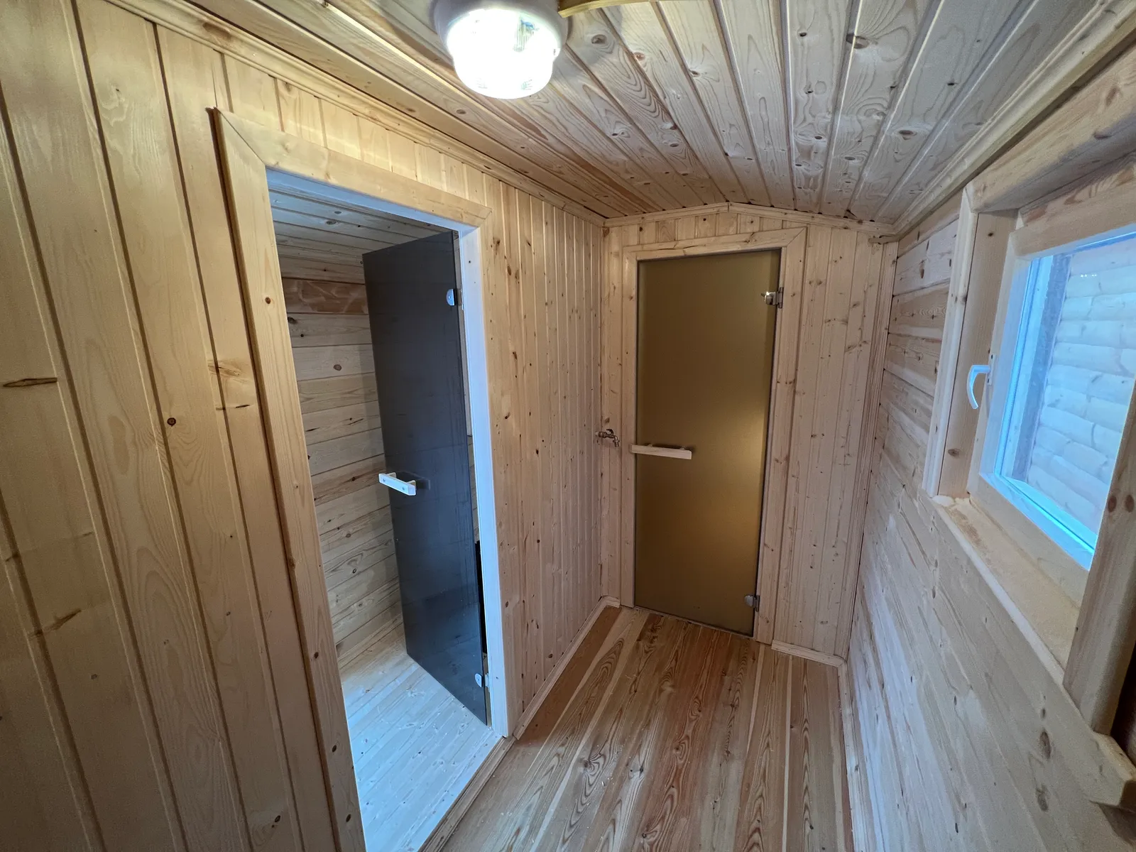 Предбанник бани 2,3×7 — двери в моечную и парилку, стеклянная дверь в парную