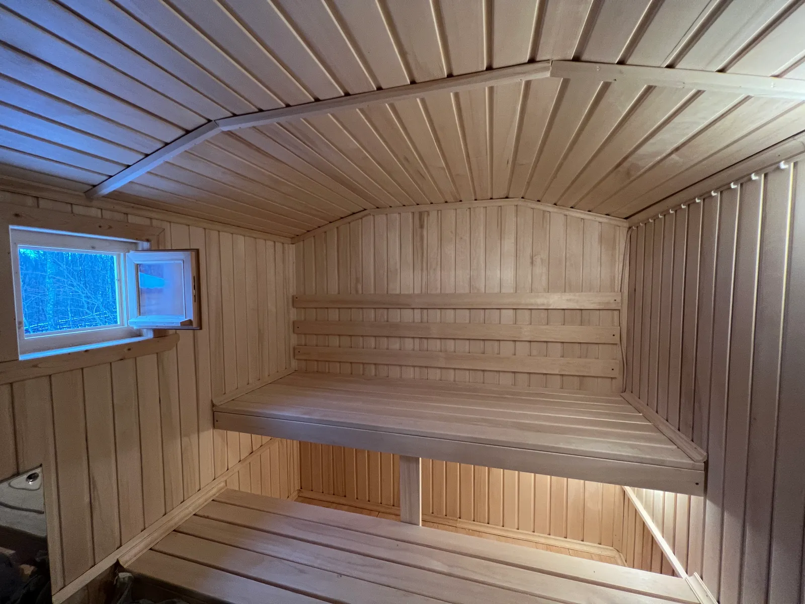 Парилка бани 2,3×7 — широкие двухуровневые полки из липы, отделка вагонкой