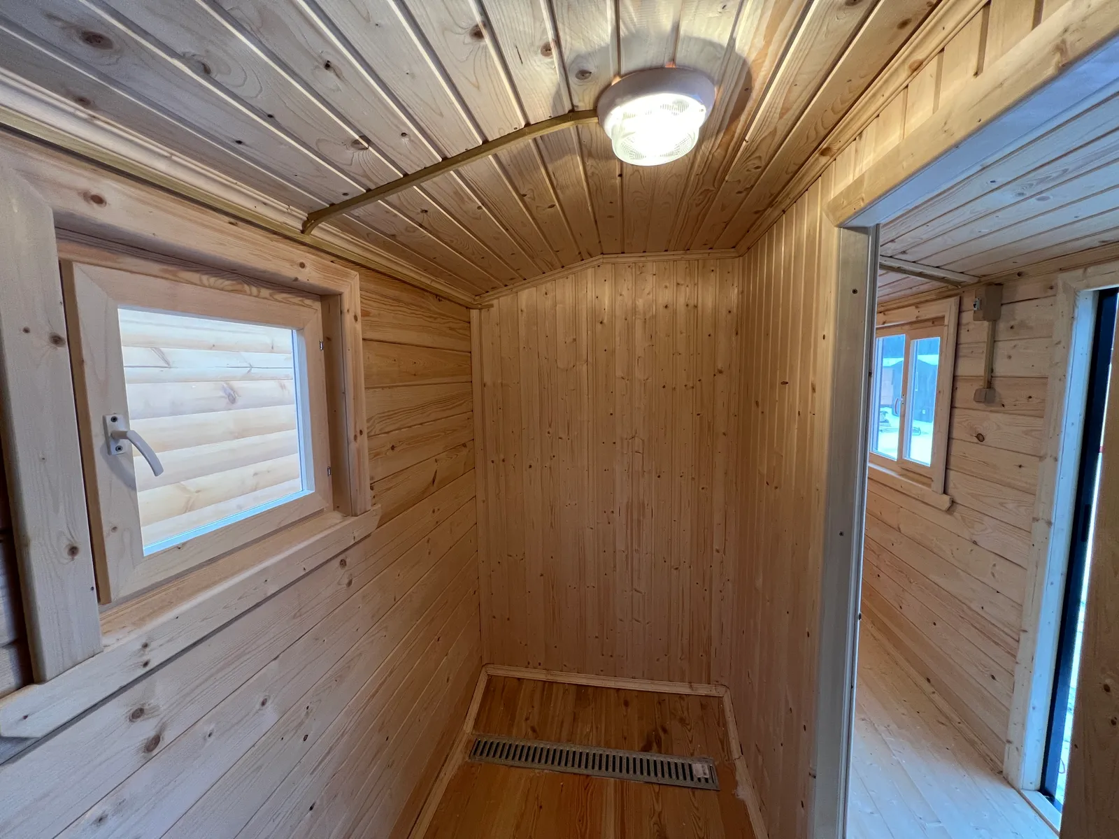 Моечная бани 2,3×7 — вид сверху, отделка вагонкой, окно, потолочный светильник