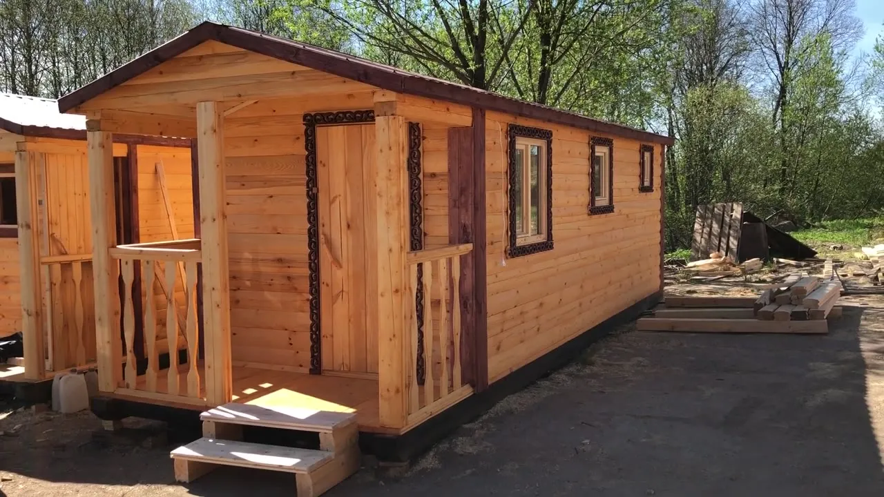 Баня 2,3×7 м с крыльцом и резными наличниками, Баня 2,3×7 м с крыльцом